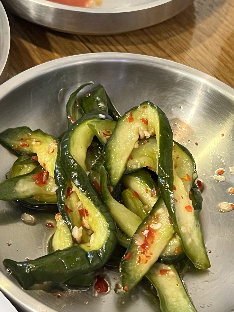 독도네 밑반찬 오이무침 — 길게 썬 오이를 고춧가루 양념에 무쳤다 (2026년 9월 12일 직접 촬영)