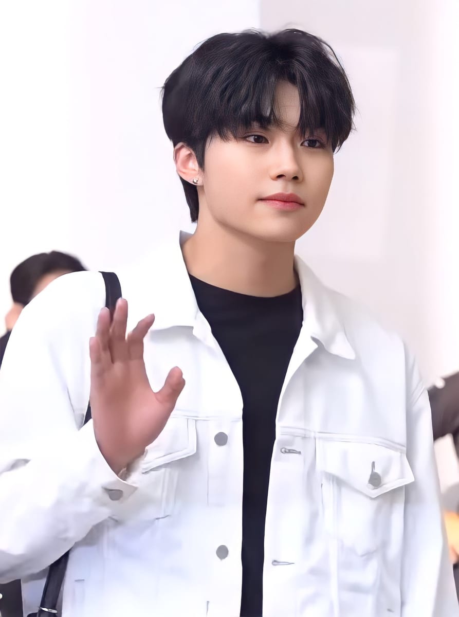 엠카운트다운 MC 제로베이스원 박건욱. 2023년 5월 김포공항