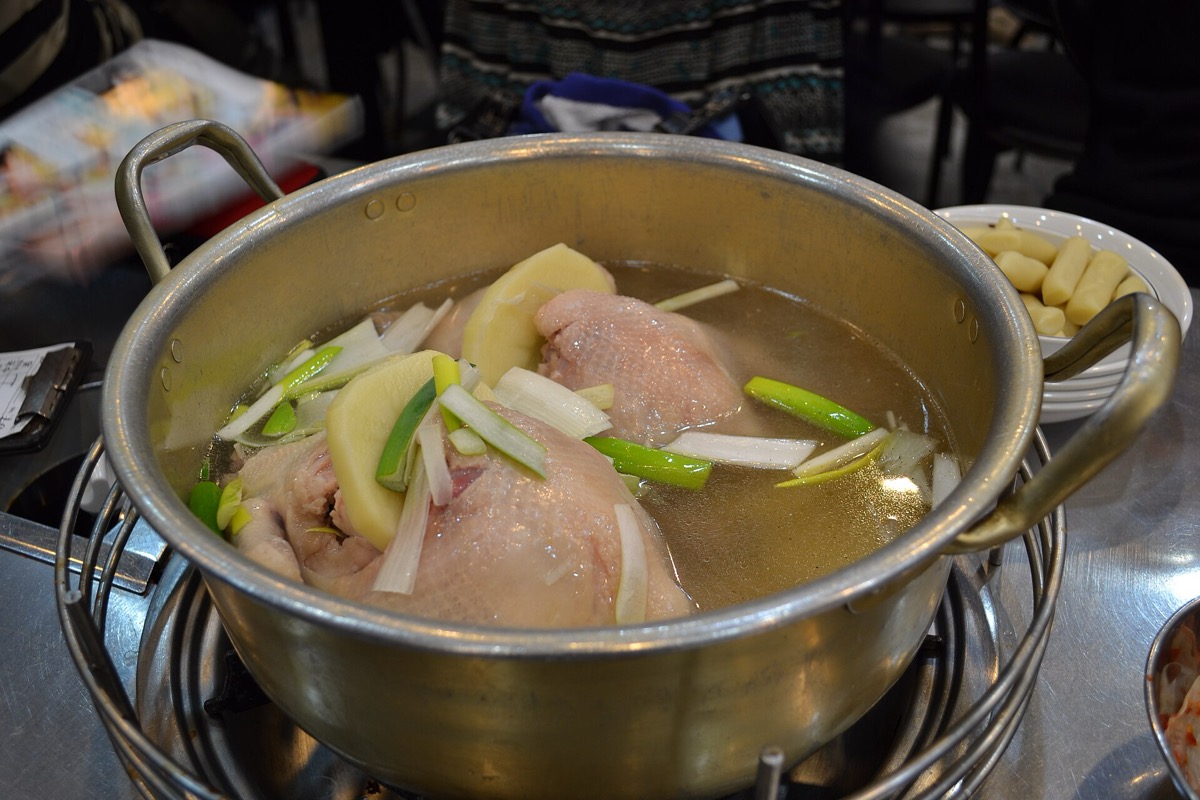 냄비에 닭 한 마리와 대파·감자를 넣고 끓이는 닭한마리 — 위키미디어 공용 사진