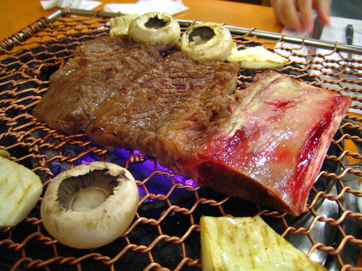 숯불 석쇠에 올린 갈비 구이와 버섯 — 위키미디어 공용 사진