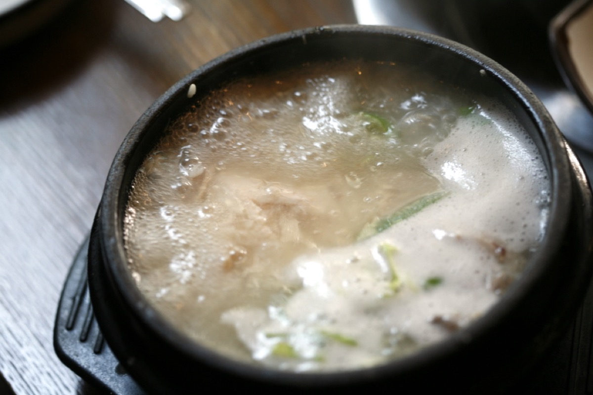 뚝배기에 담긴 삼계탕 — 위키미디어 공용 사진
