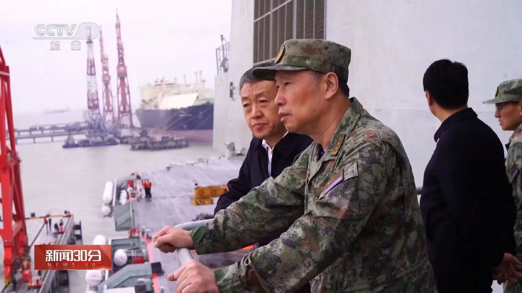 海军司令员胡中明上将直接指挥福建舰试航边上是中国船舶老总