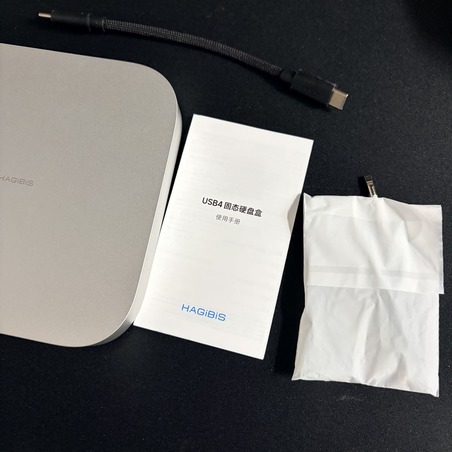 MC600 박스 구성품 전체 — 본체, USB4 케이블, 설명서, 부속품 봉투