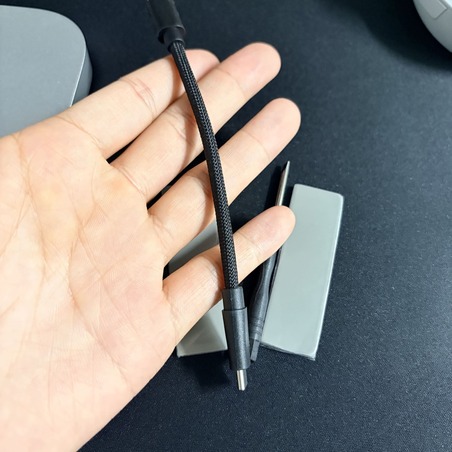 손바닥에 올려본 동봉 USB4 케이블 길이