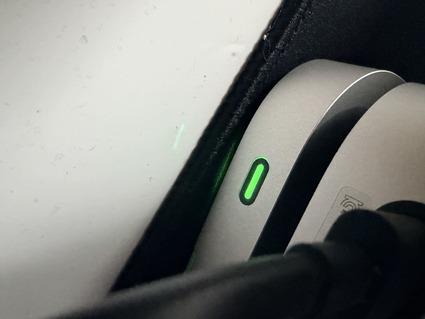 MC600 측면 LED 초록불 클로즈업 — USB4 40Gbps 연결 확인