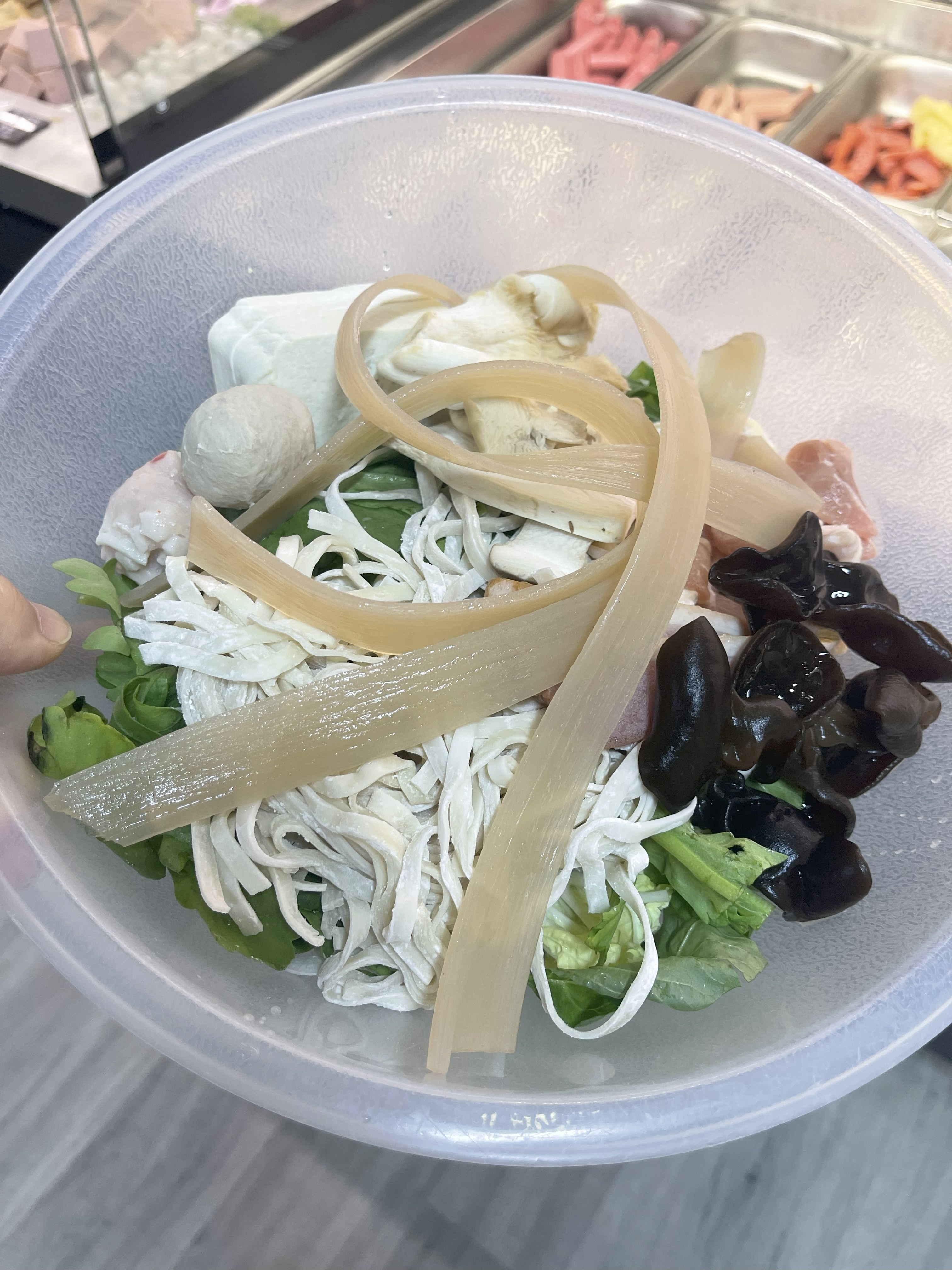 장량마라탕: 다양한 재료를 담은 그릇(계산 전)