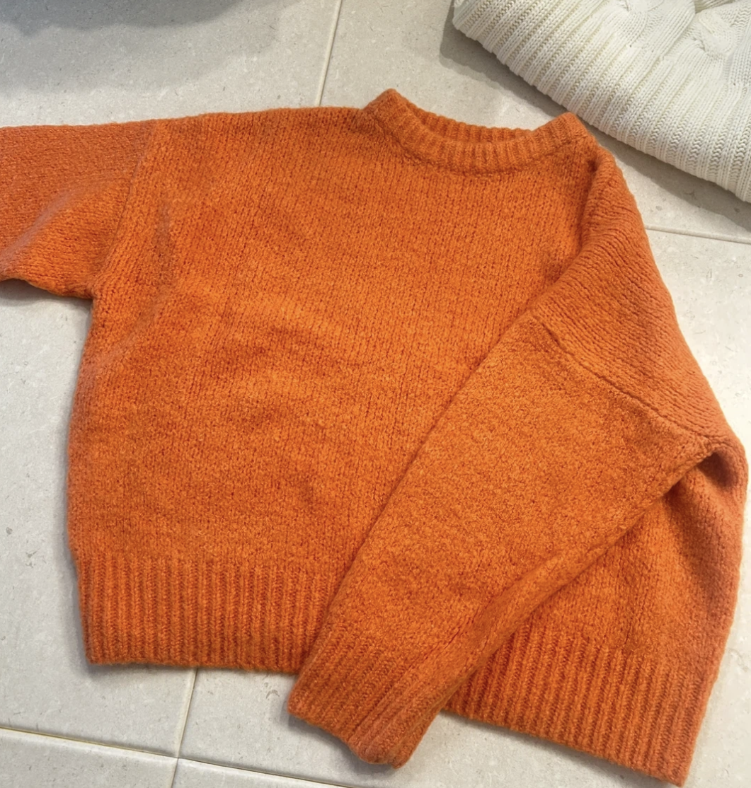 오렌지 루즈핏 니트 + 연보라 루즈핏 니트